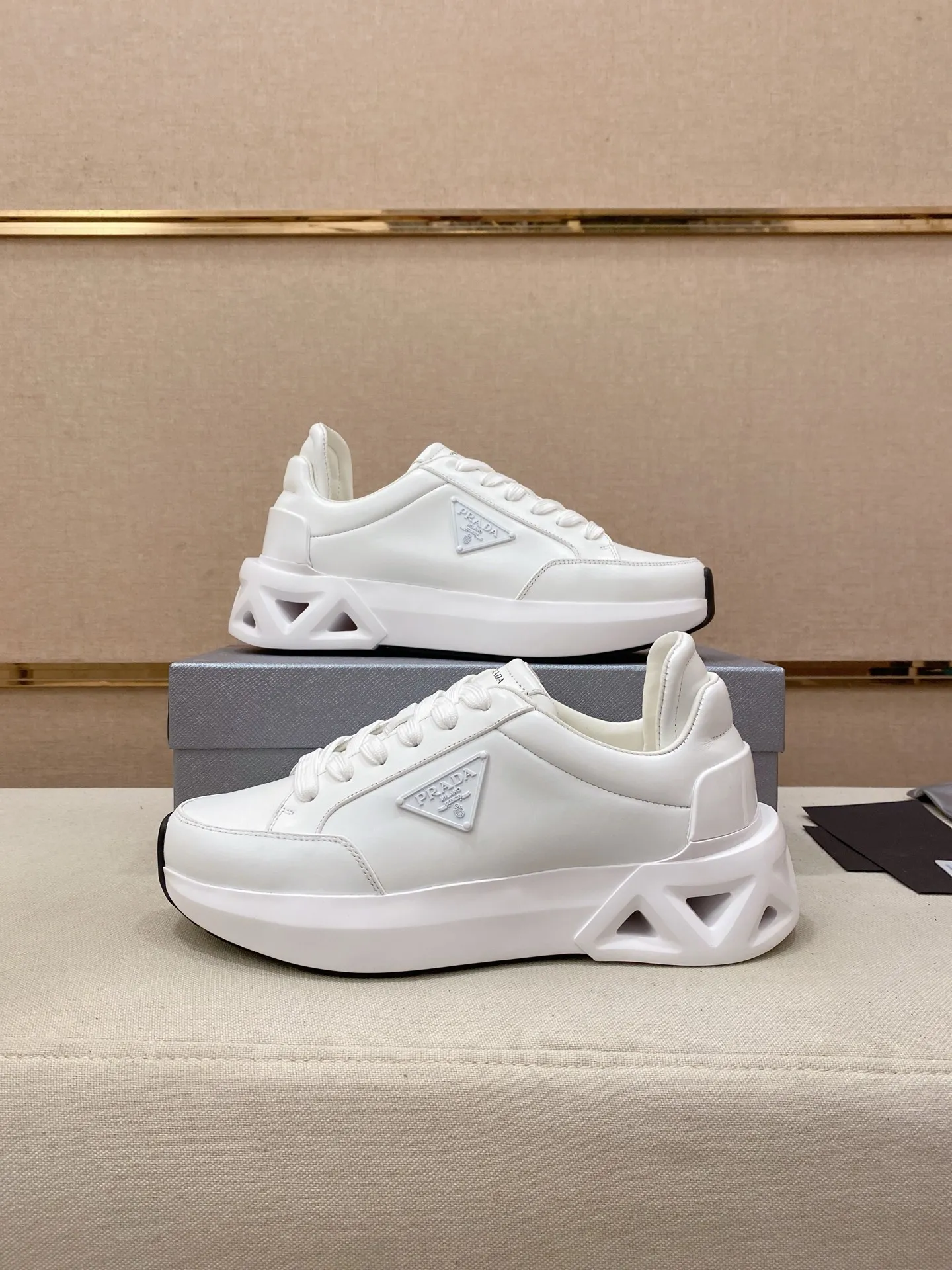 Men's shoes 💰 660💰 ✔️✔️✔️High-quality new PRADA counters are launched at the same time. The new men's shoes and 😘fabrics are selected from first-layer cowhide fabrics. Lining: Imported cowhide leather lining. 👍🏿High-end☄️Open-molded non-slip rubber outsole, exquisite lines, simple and elegant, comfortable and high-end for leisure travel. Code number: 38 to 45